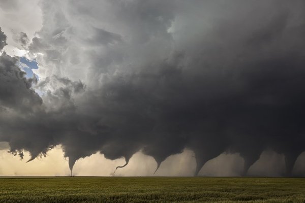 Photomontage : Évolution d'une tornade au Kansas - © JasonWeingart -- CC BY-SA 4.0, Wikimedia Commons